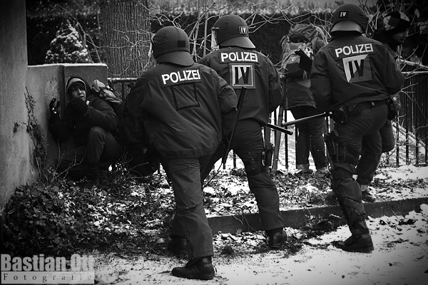 Polizisten im Gefecht mit den Randalierern
