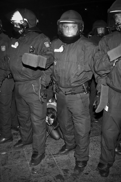 Eine Demonstrantin wird festgenommen