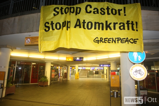 Banner von Greenpeace am Bahnhof in Fulda